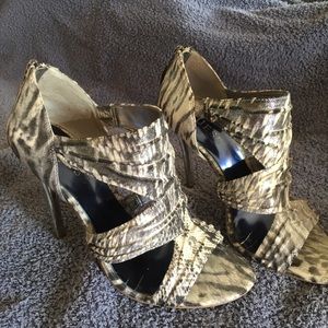 Guess Open Toe Sandals. Size 5.5M Color Pewter